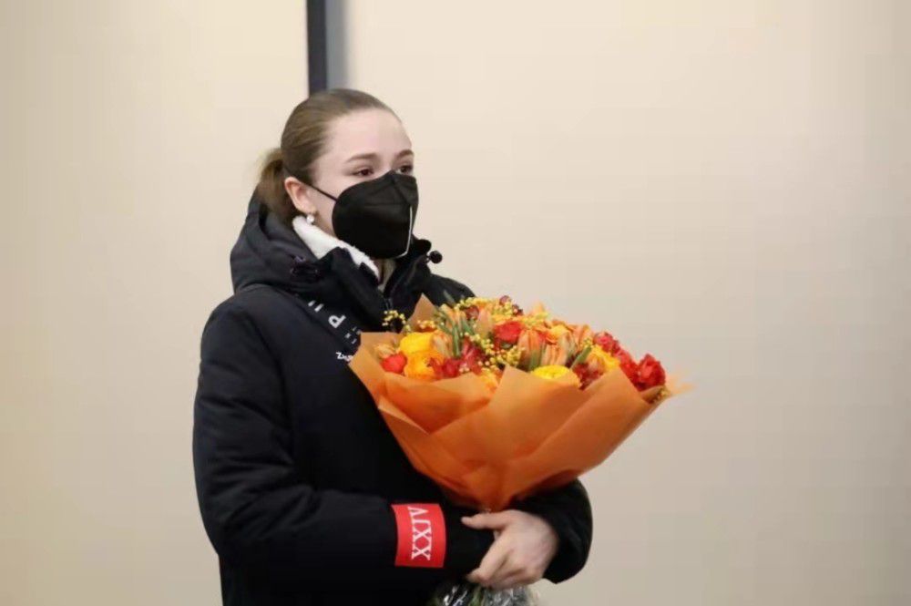 如果阿方索-戴维斯不提高他的表现或降低续约的薪水要求，拜仁明夏可能选择出售他，据此前的报道皇马一直想签下阿方索-戴维斯。